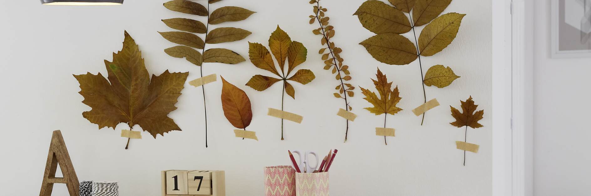 Efterårsblade på væggen – hvordan vi gør det