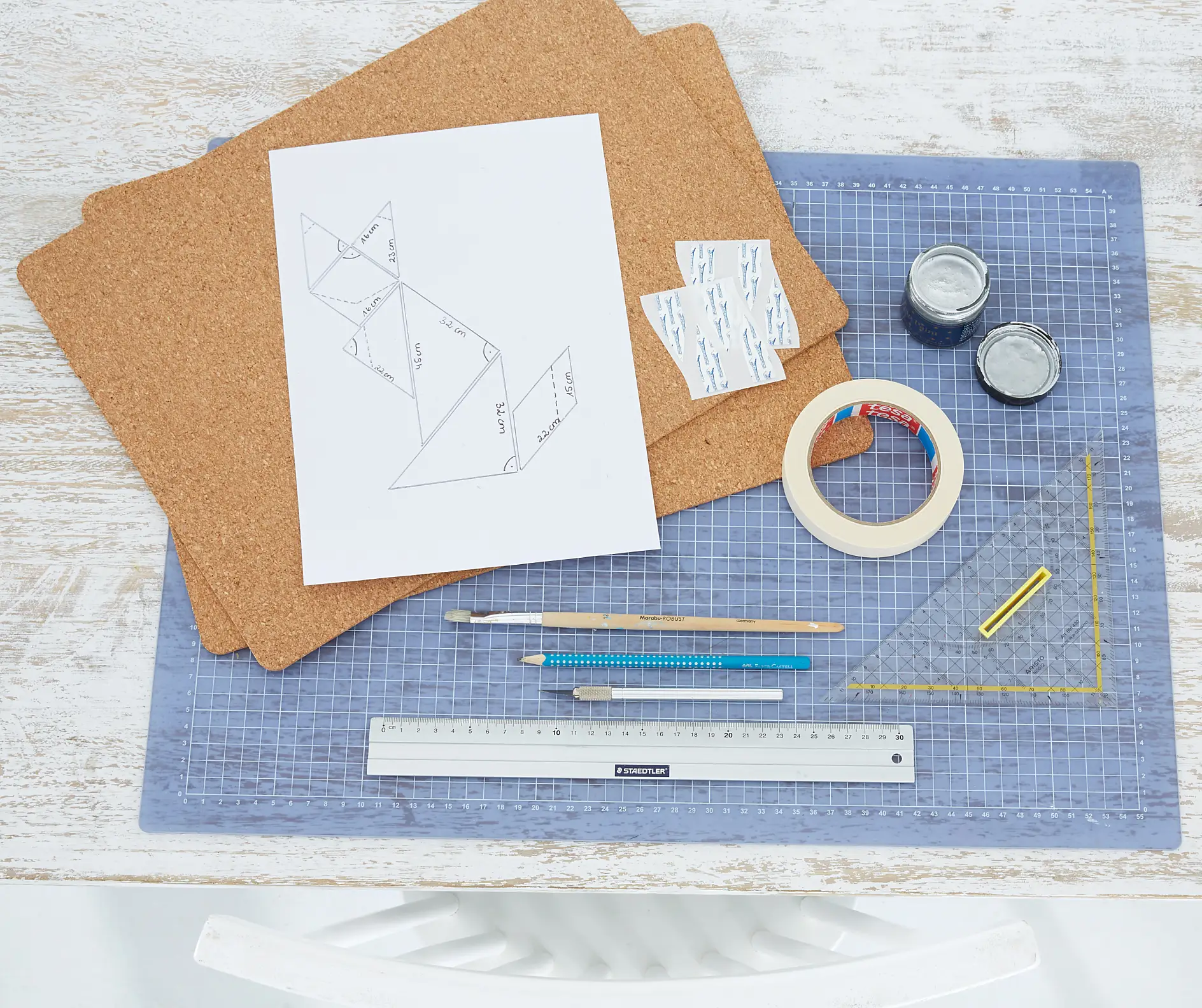 Overblik over materialer, du skal bruge for at lave gør det selv-opslagstavlen med form som en ræv