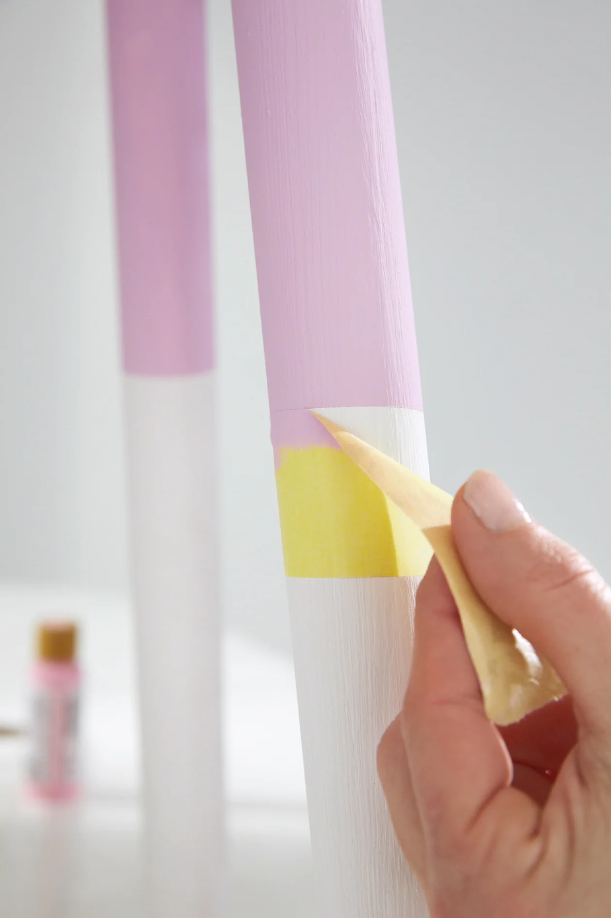 DIY taburet i pastelfarver / Trin 3: Fjern maskeringstapen