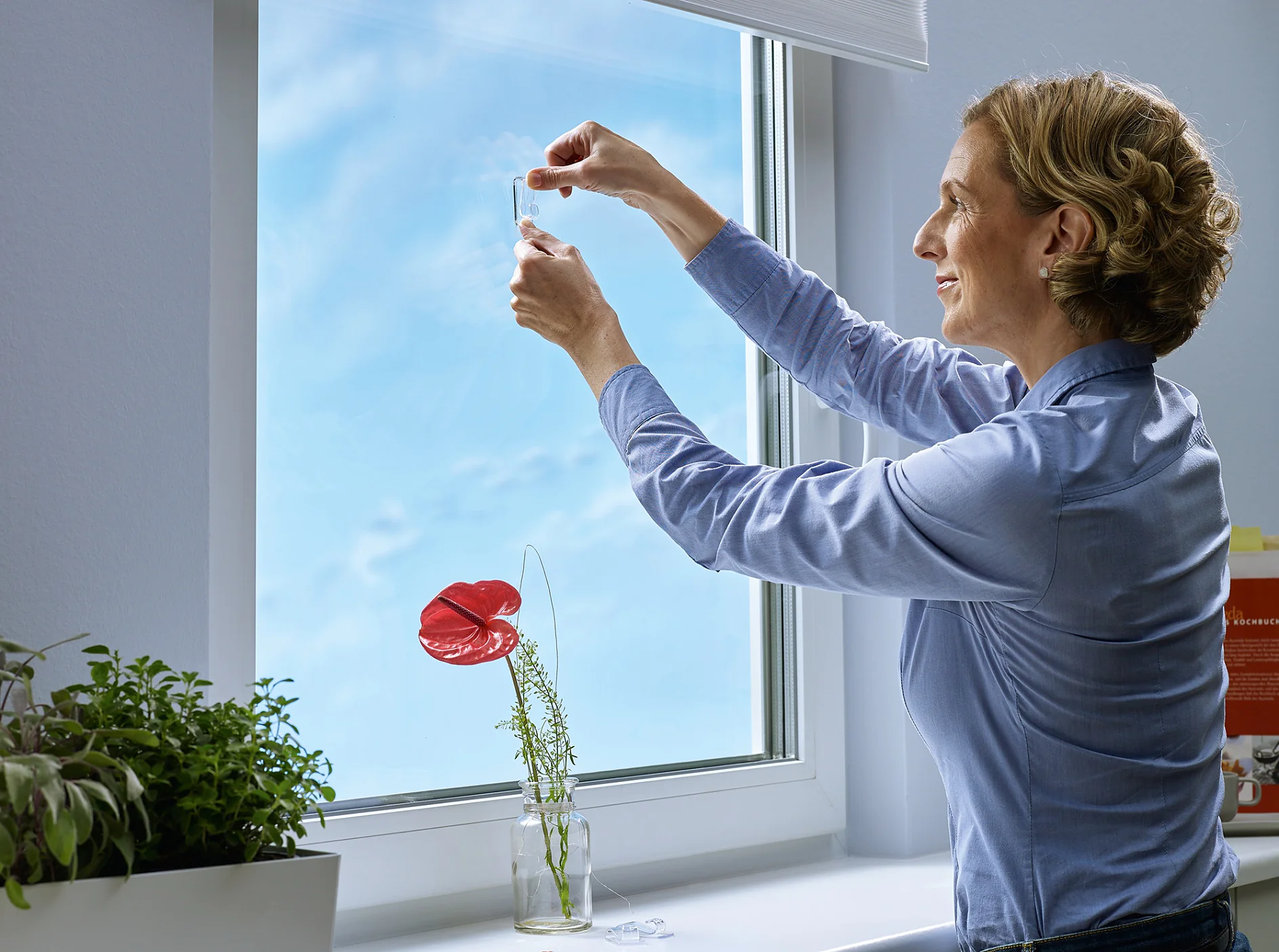 Påsætning af tesa® Klæbekroge til transparente overflader og glas 1 kg.