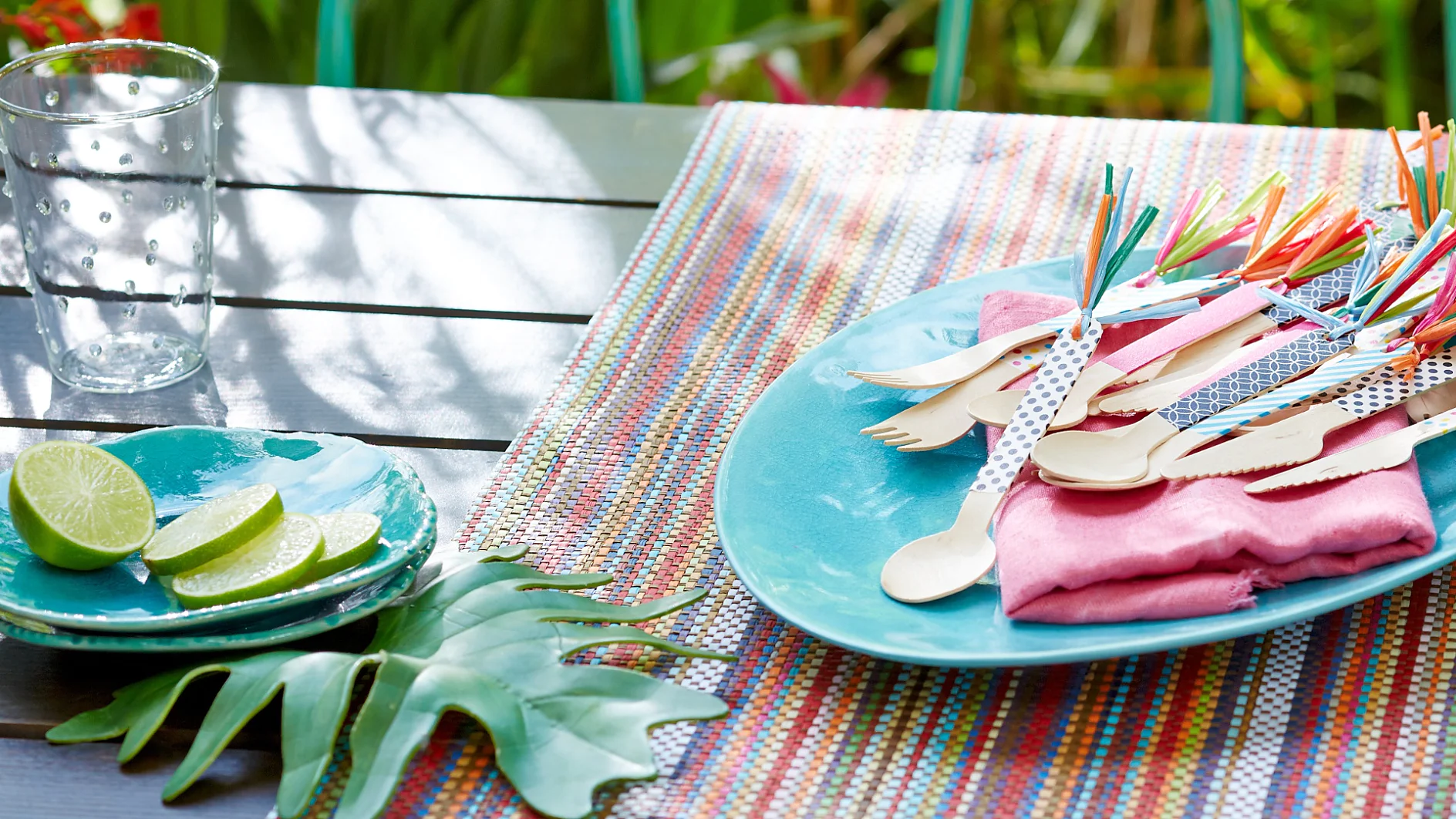 Picnicbestik af træ ser som regel ret kedeligt ud. Men hvis man beklæder grebet med tesa® Deco Tape og sætter kvaster på, er det med det samme mere sommerligt.