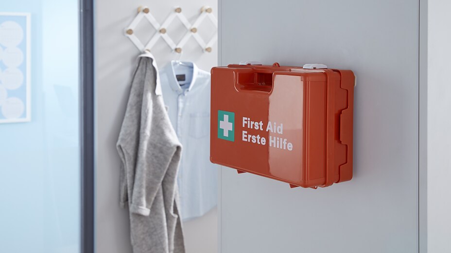 tesa_77905_klæbeskrue_førstehjælpskasse_mood_001