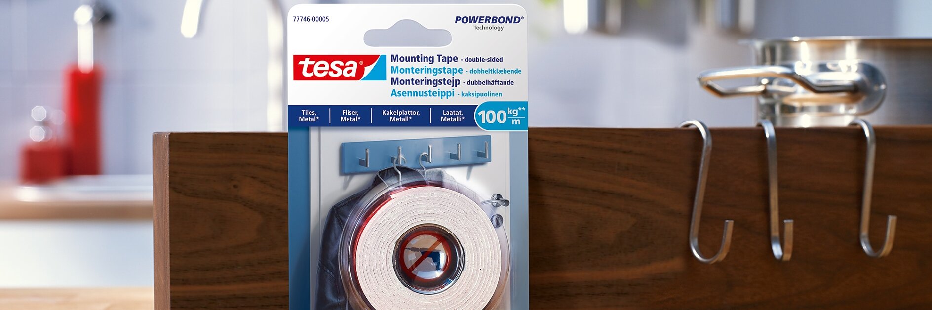 Sådan bruger du tesa® Monteringstape til fliser og metal 100 kg/m. Den ekstrastærke vægfastgørelsesløsning til glatte og faste overflader som f.eks. fliser.
