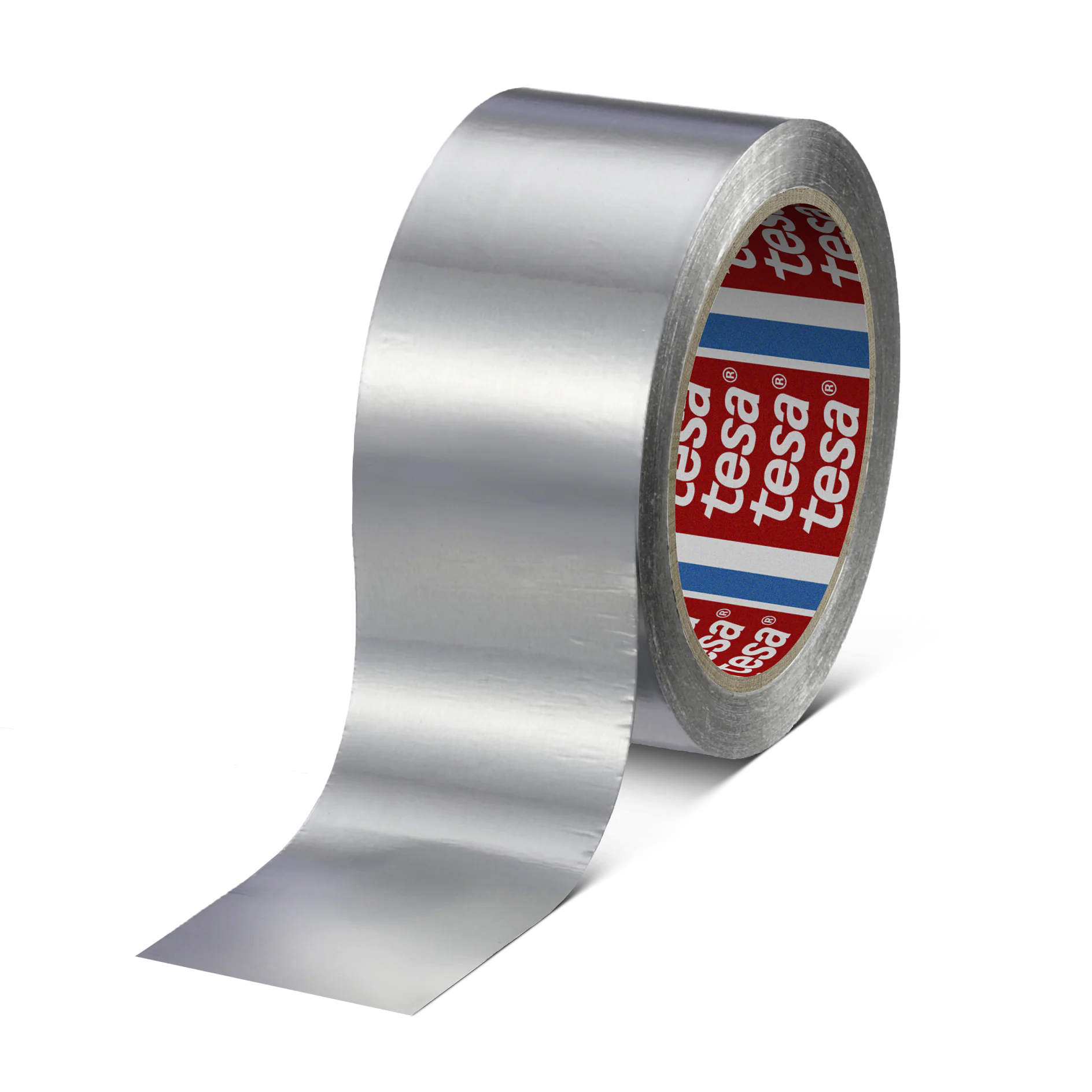 Alutape 60630 En rulle sølv tesa tape delvist udrullet. Den indre papkerne er mærket med et rødt og blåt design med mærkenavnet tesa gentagne gange. Tesa-tapen har et metallisk udseende og er placeret på en hvid baggrund. (This text has been generated by AI)