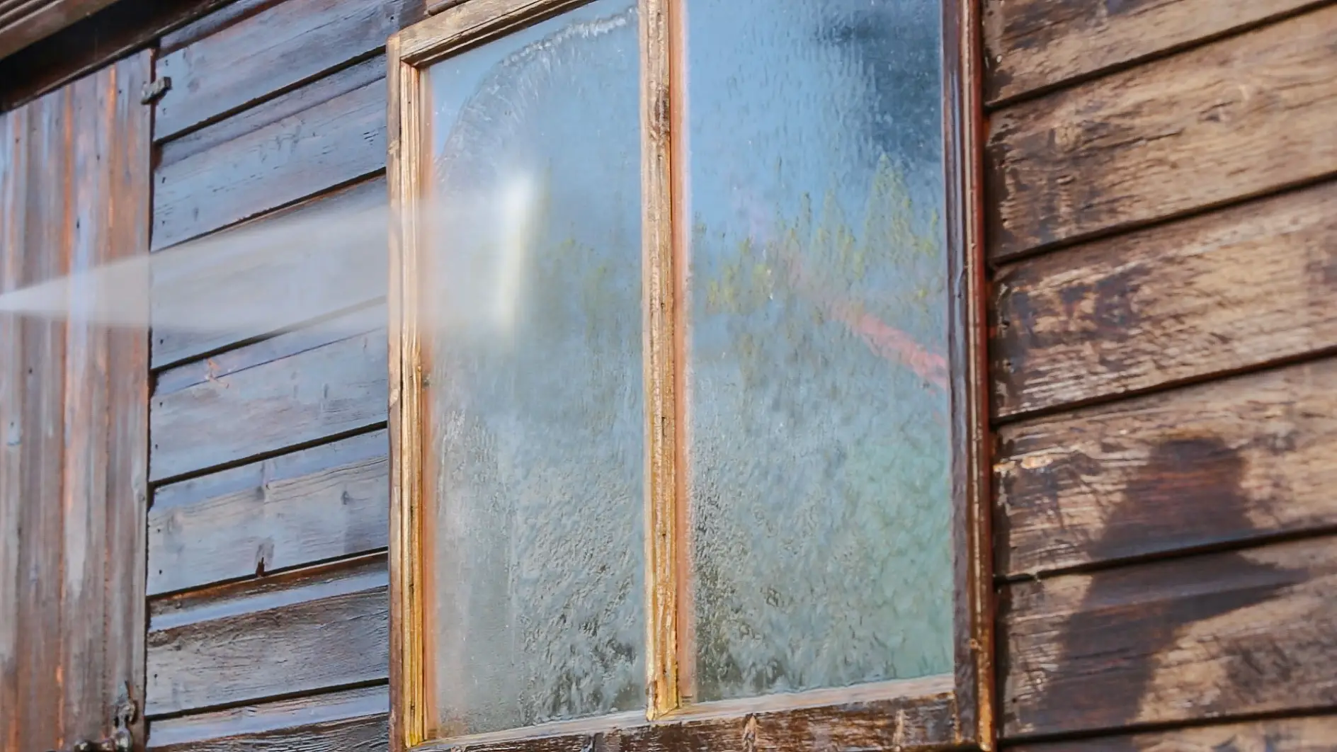 tesa – Afdækning af vinduer før sprøjtemaling af et skur_(104)