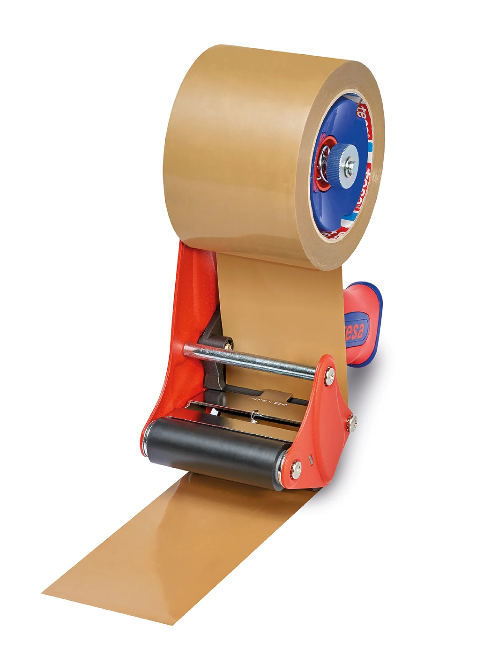 En rød og sort tape dispenser med en stor rulle brun tesa-tape. Tesa-tapen er delvist rullet ud og viser den klæbende side. Håndtaget er blåt med et rødt greb mærket tesa. (This text has been generated by AI)