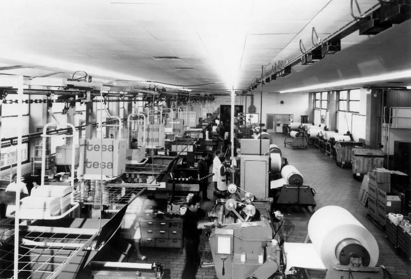 Sådan så skærehallen på tesa-fabrikken i Offenburg ud i 1970. Jumboruller blev skåret i konventionelle ruller, som kunderne derefter kunne finde på hylderne.