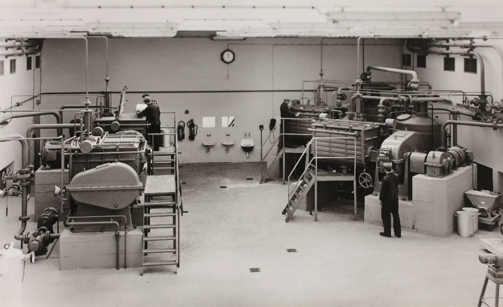 I 1961 fandt forberedelserne til fremstilling af klæbemidler med gummi, harpikser og andre råmaterialer sted i æltningsrummet.