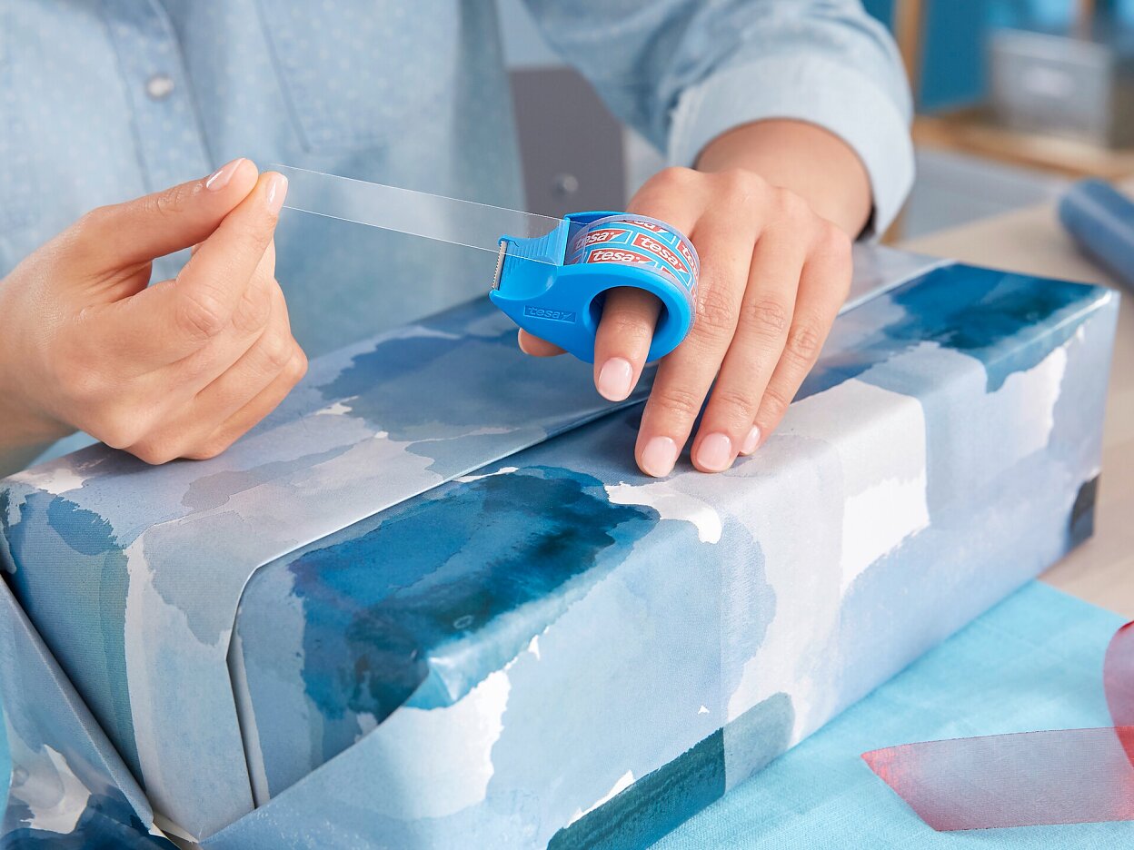 [en-en] Mini Dispenser blue + 1x tesafilm Crystal Clear 10m x 19mm