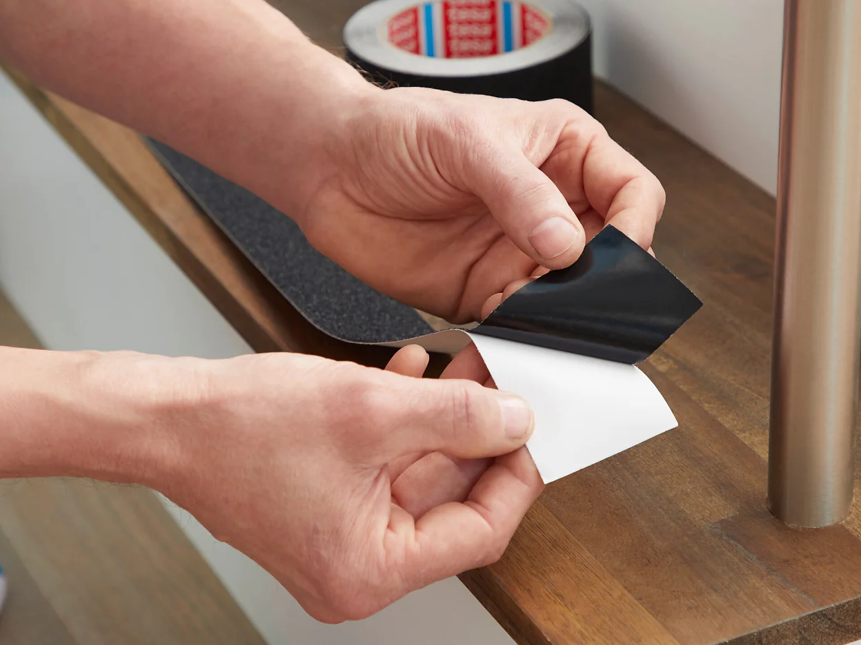 tesa_Anti_Slip_Black_step_2of7_ap