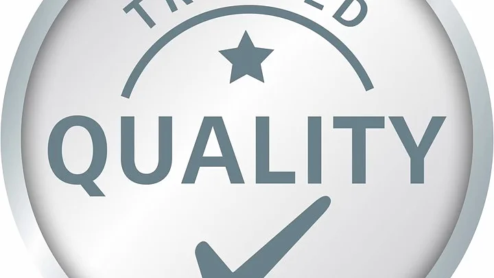 Cirkulært badge med en sløret midte og grå kant, der delvist viser den fede tekst 'ITY' på højre side.