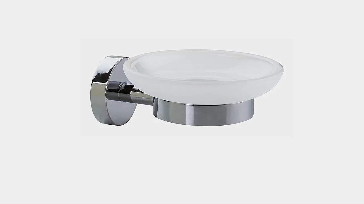 Væghængt sæbeskål med en rund, matteret glasholder og en forkromet bund, fastgjort med tesa-tape. Armaturet er vist på en almindelig hvid baggrund. (This text has been generated by AI)