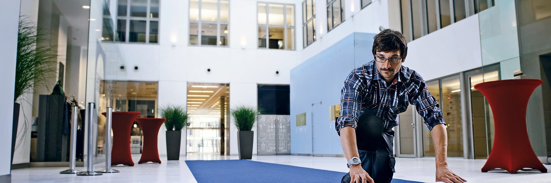 Professionelles Verlegeband für Teppiche – ideal für eine schnelle und sichere Verklebung.