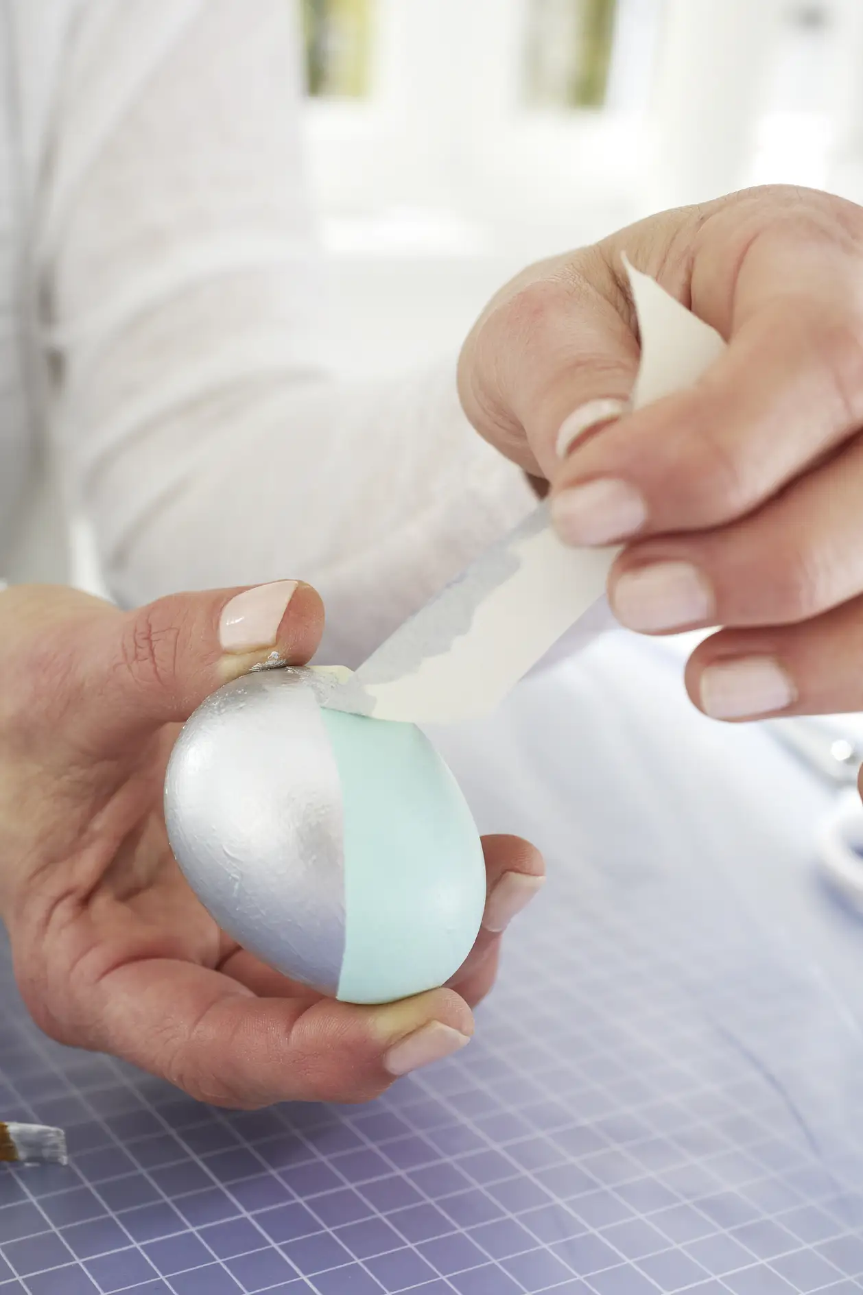 tesa® Malerband CLASSIC behutsam vom Ei abziehen.