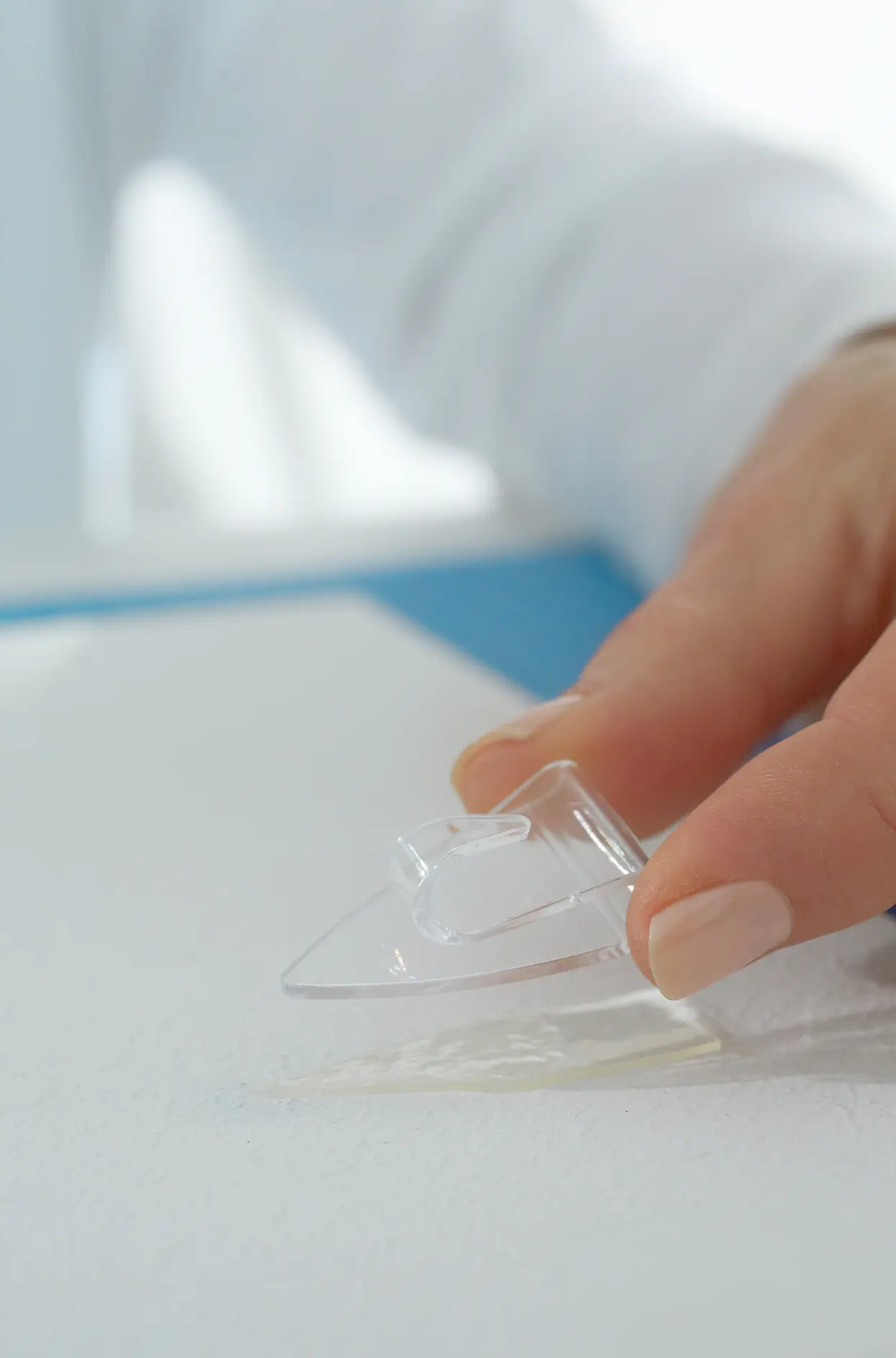 tesa Powerstrips® Deco Haken aufkleben.