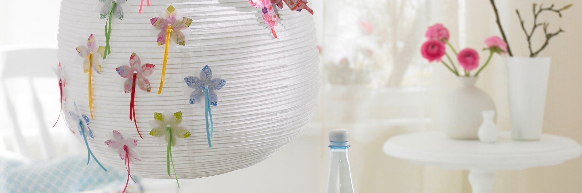 Eine Papierlampe blüht auf.