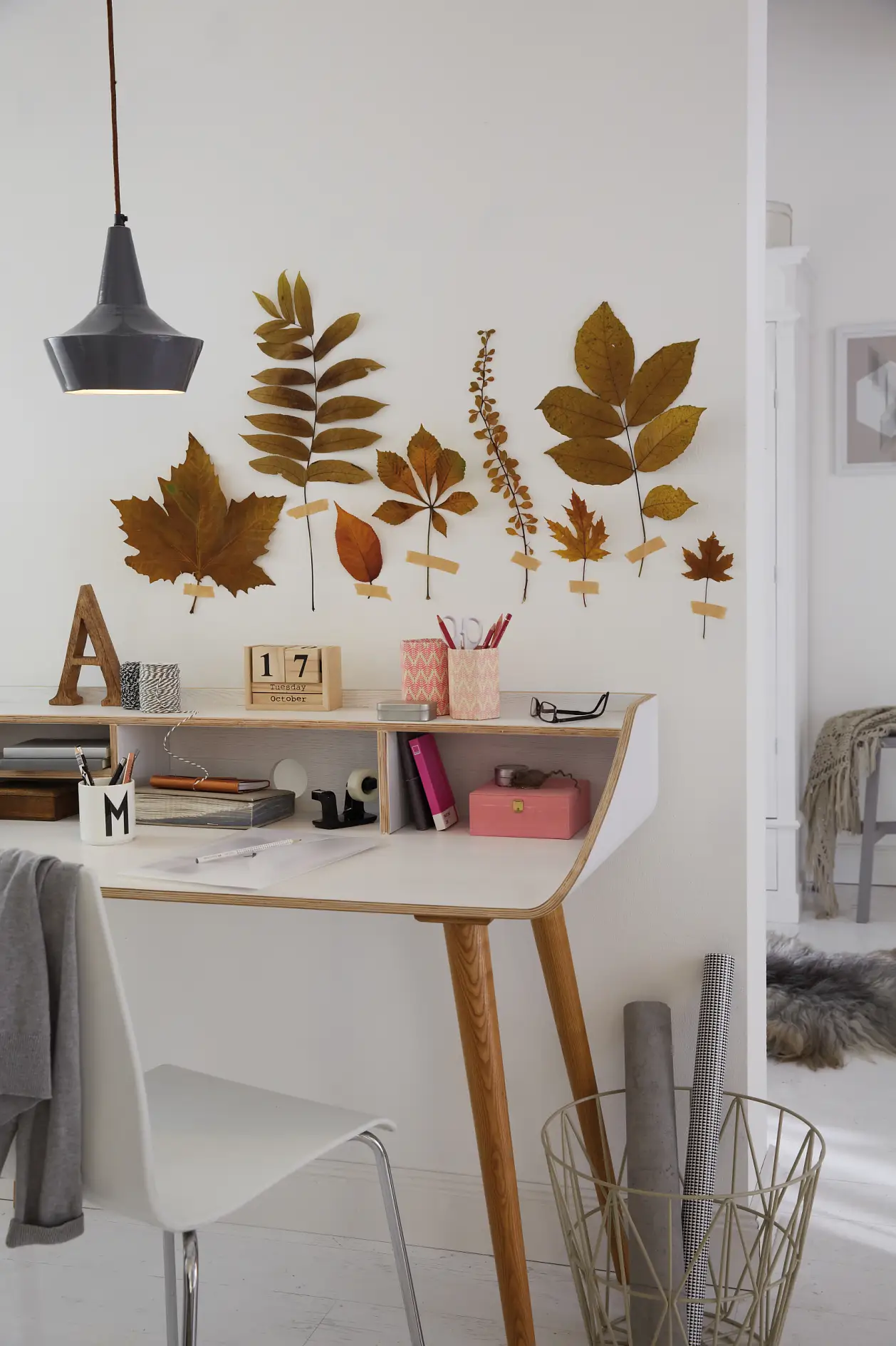 Schnell die besten Blätter raussuchen, zwischen dicken Büchern trocknen und dekorativ an die Wand kleben.