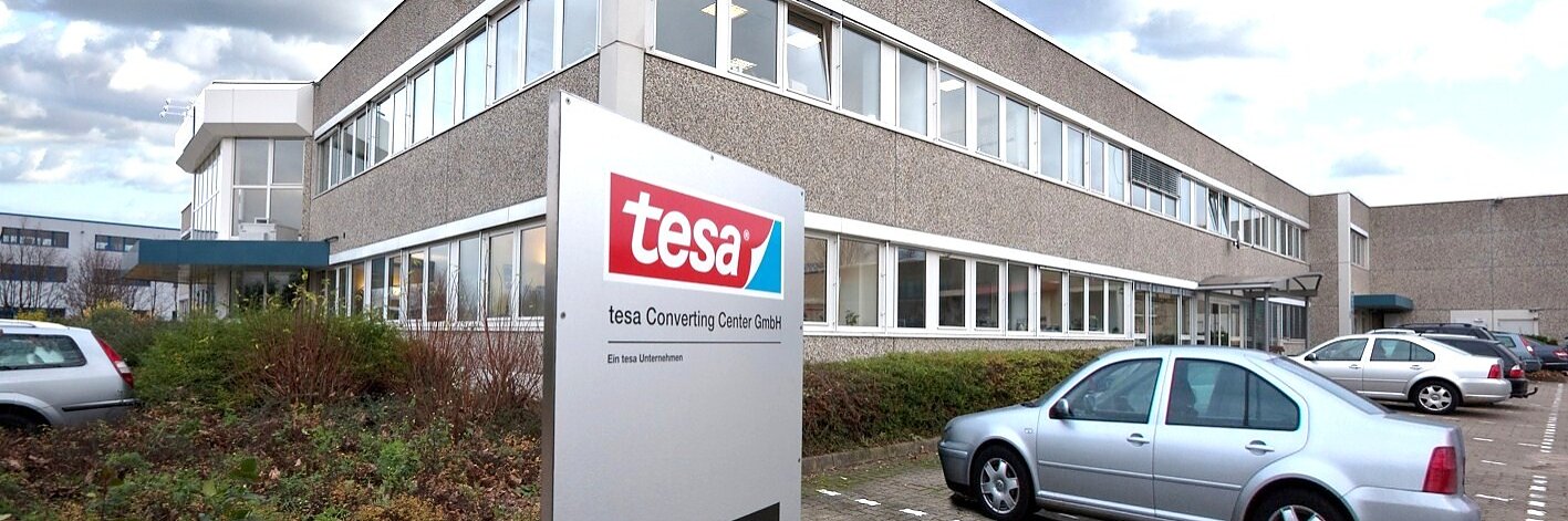 Die tesa Converting Center GmbH ist auf selbstklebende Präzisionsstanzteile aus Klebebändern spezialisiert.