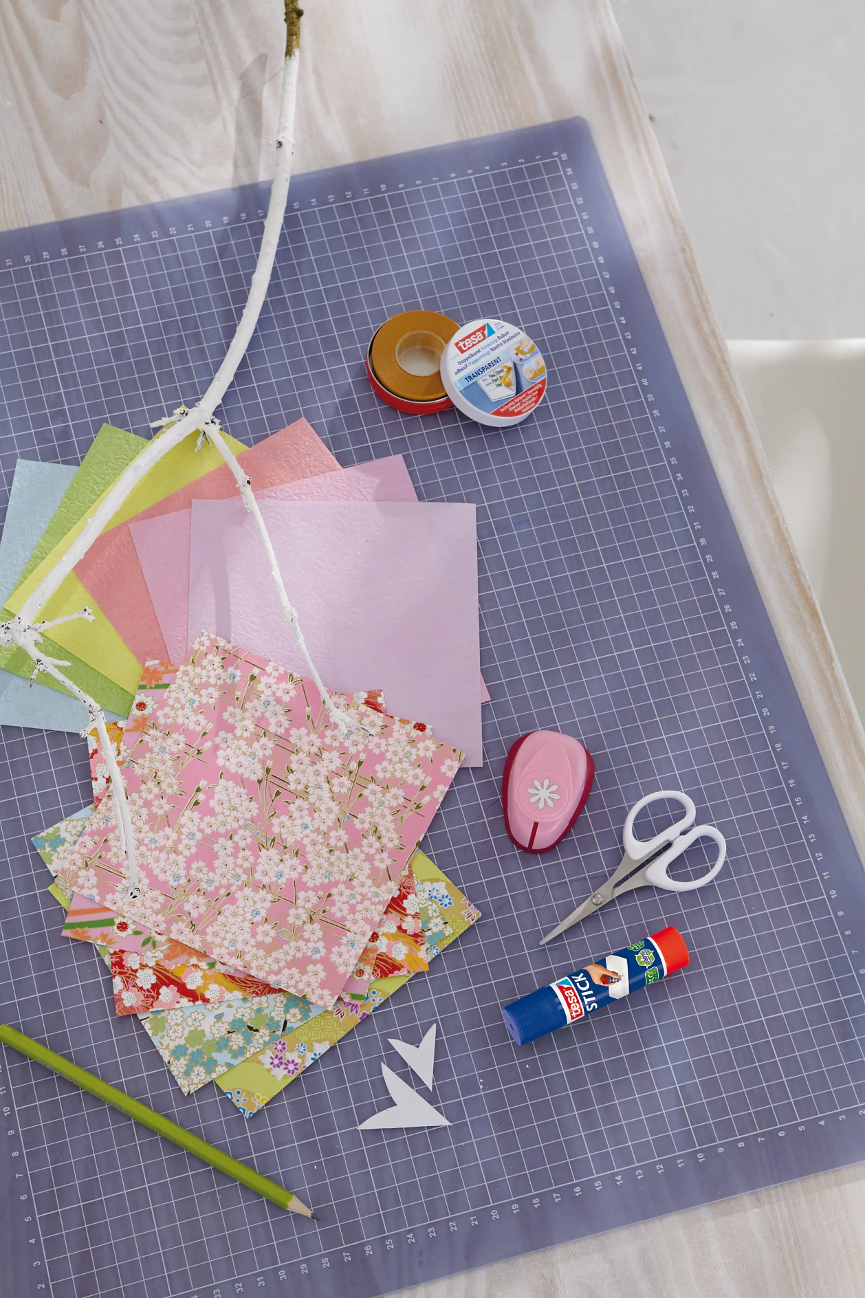 tesa trendpapier 2 / Idee 1: Blütenzweig / Schritt 1 Übersicht der benötigten Materialien zum Basteln der Blüten.