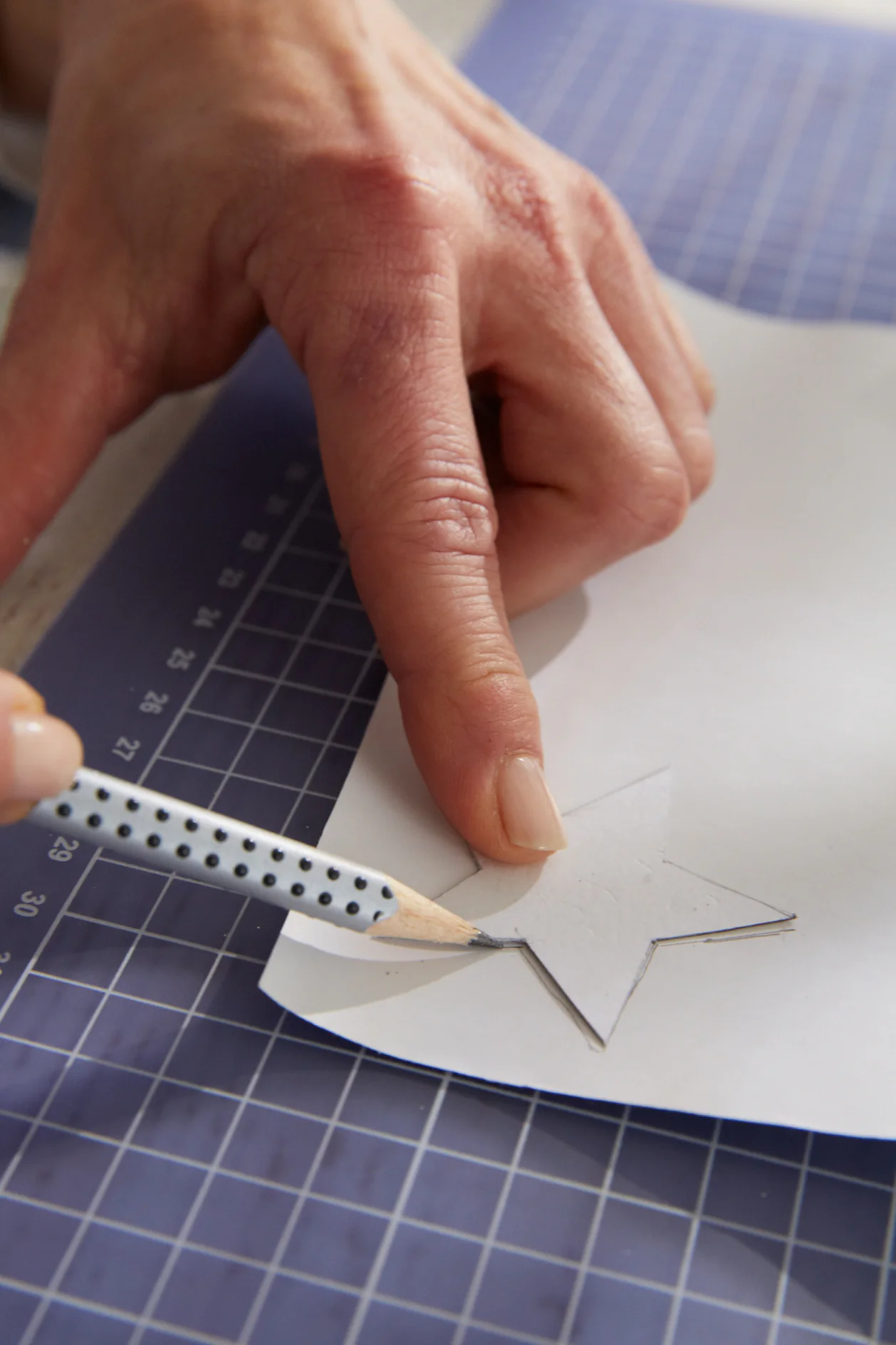 Sternenschablone auf das Glitzerpapier übertragen.