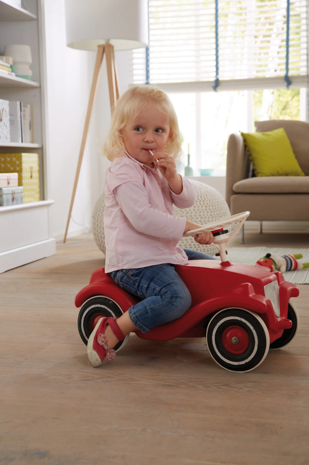 Ein heißer Reifen. Kinder lieben Rutschautos.