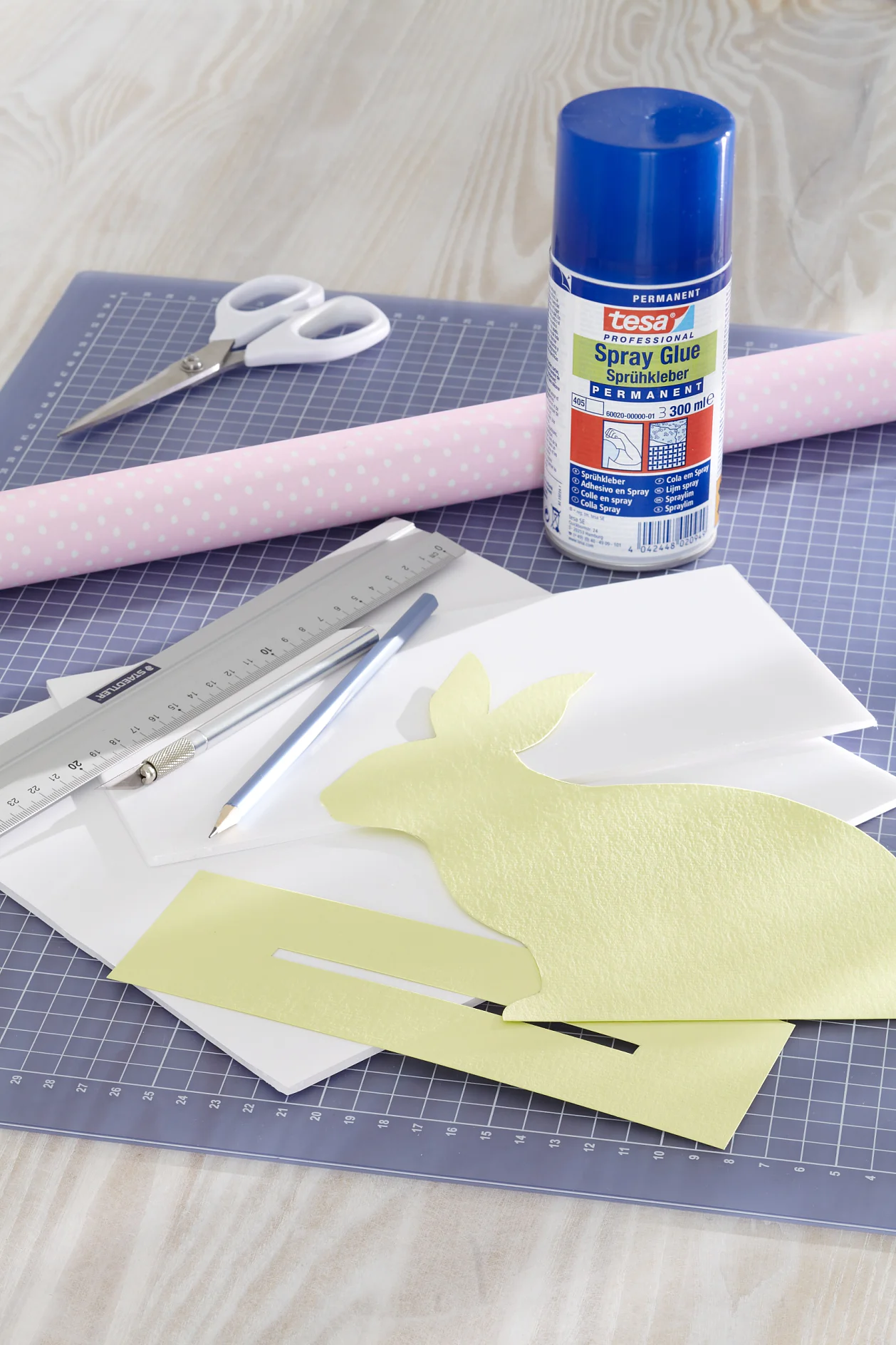 tesa trendpapier 1 / Idee 3: Silhouetten-Hase / Schritt 1 Übersicht der benötigten Materialien zum Basteln des Hasens.