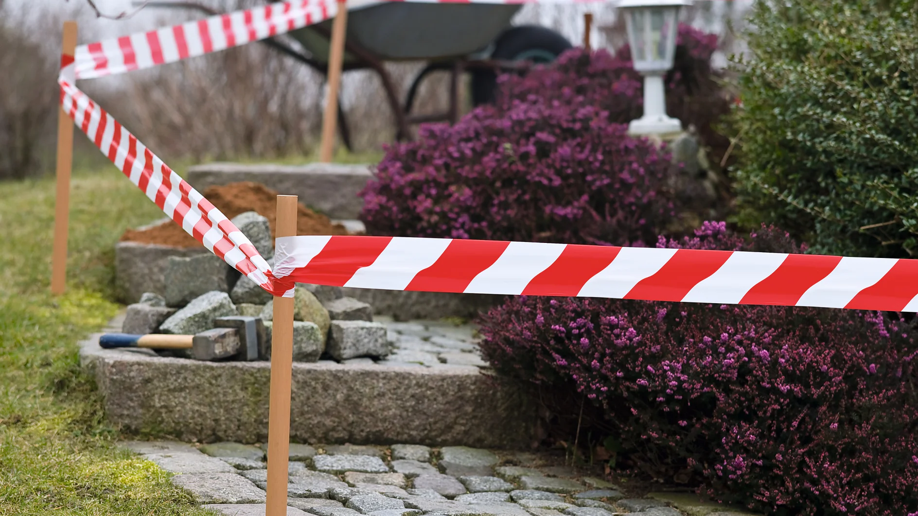 Warnen Sie andere Menschen mit unseren Markierungsbändern und Absperrband vor einer Gefahr