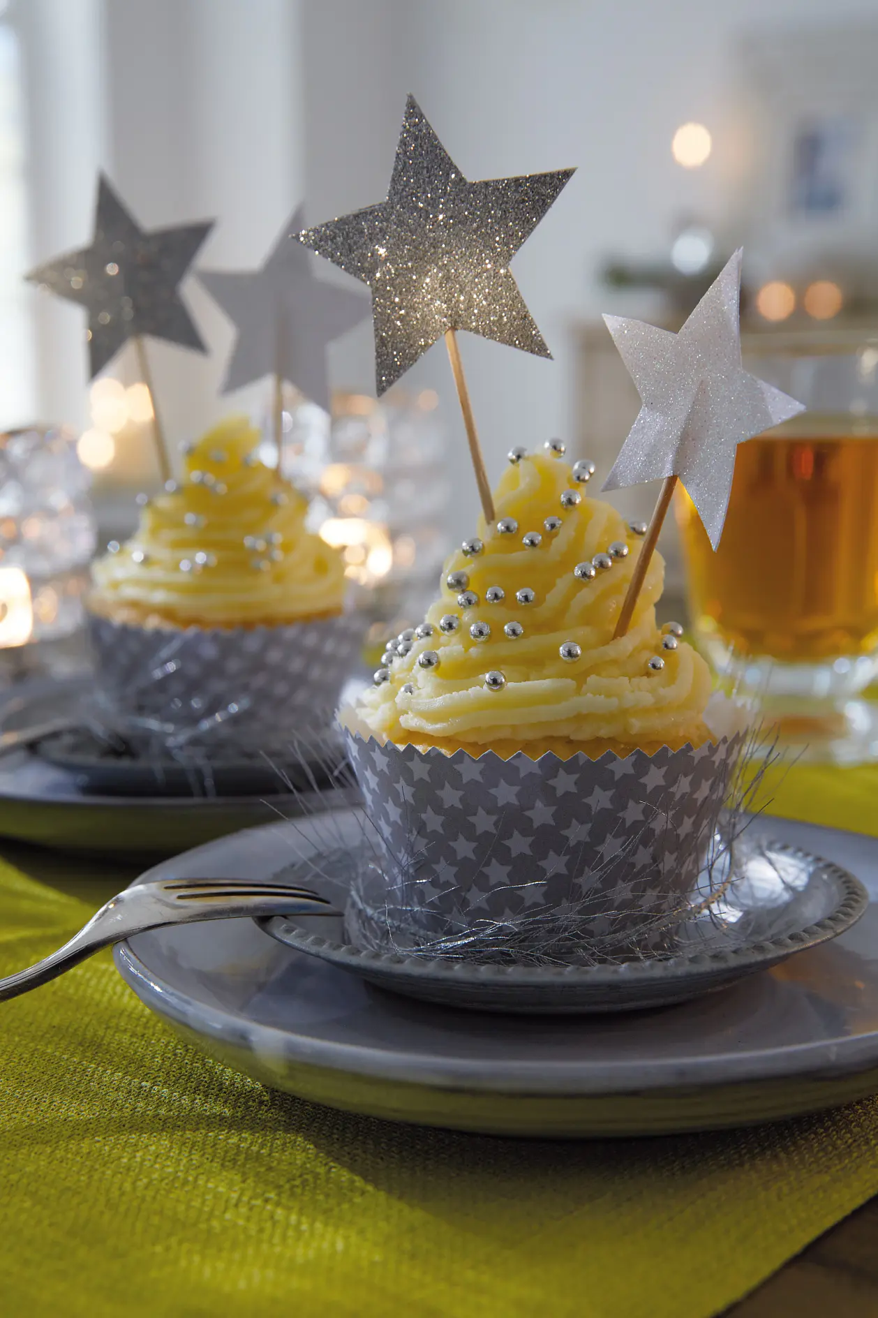 Die Cupcakes tragen ein festlich gemustertes Kleid.