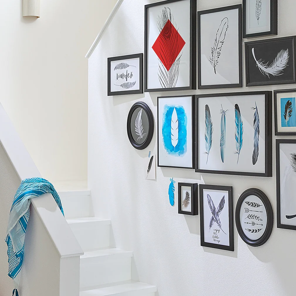 A group of pieces of art in frames of various sizes is a great idea for a transitional space like a staircase. Choose a
common theme to create this display. It’s quick to do and you won’t need any tools.