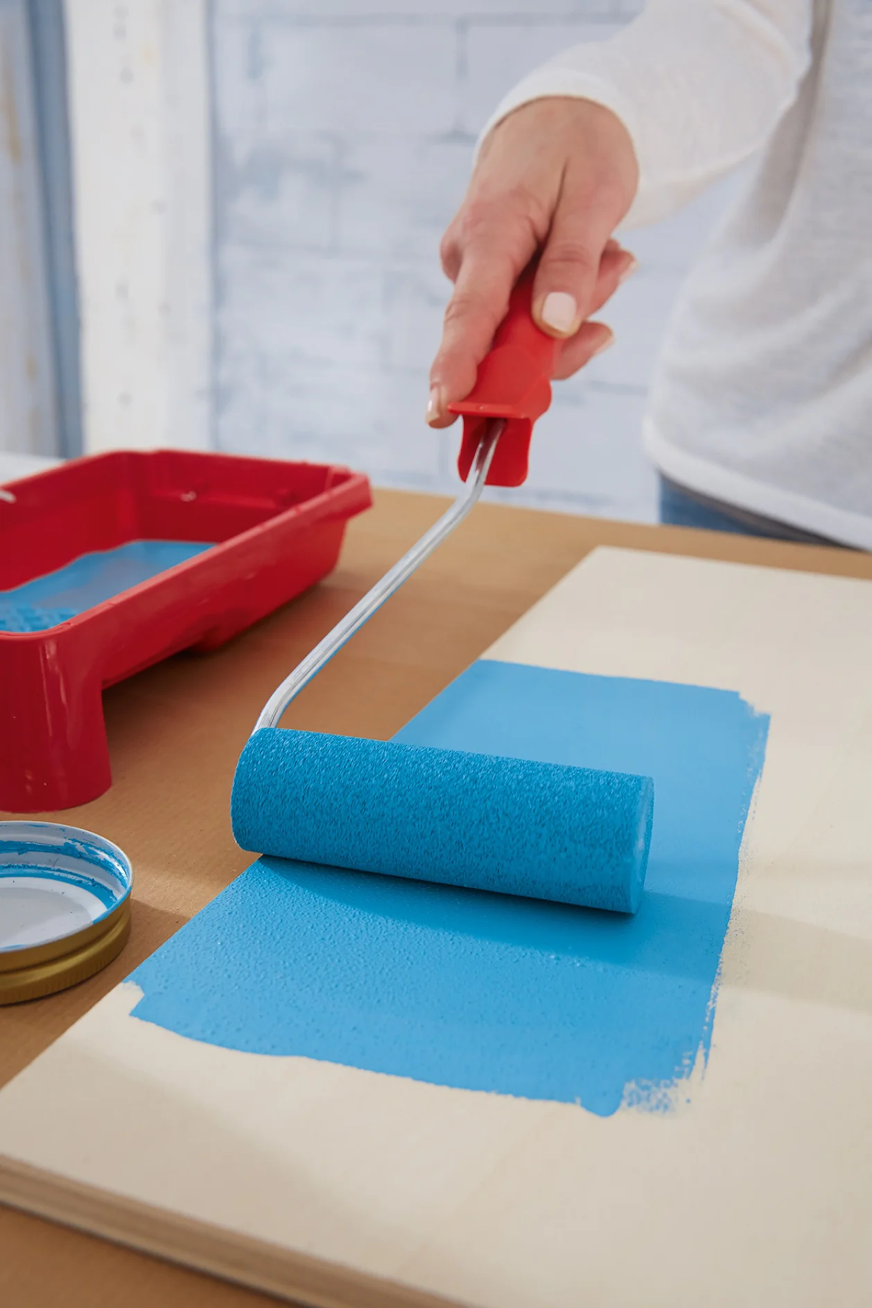 Die Holzplatten mit den Farben lackieren.