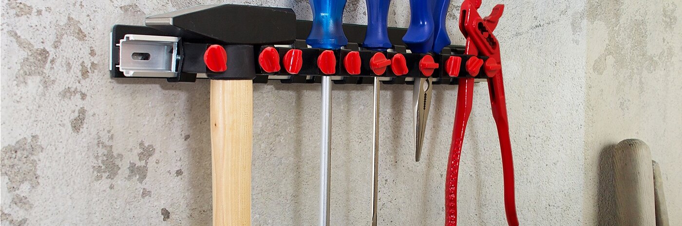 Werkzeugleiste, die mit doppelseitigem Montagband tesa Powerbond® ULTRA STRONG angebracht wurde.