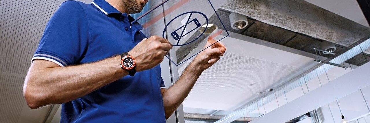 Ein Schild kann mit Hilfe des tesafix® Sortiments sicher angebracht werden.