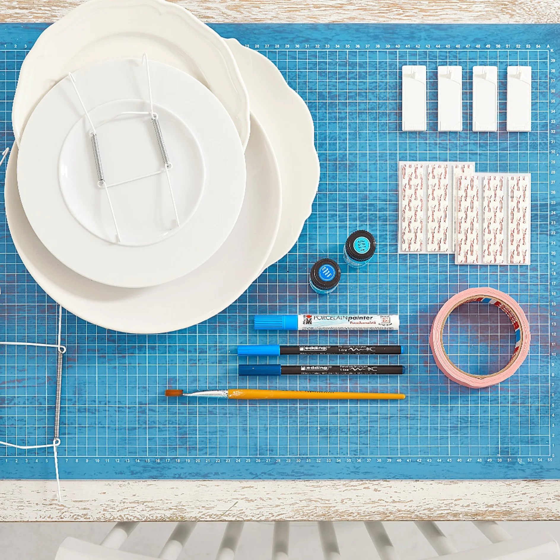Items needed to make a DIY wall plates display. Übersicht der benötigten Materialien zum Basteln der Wandteller.