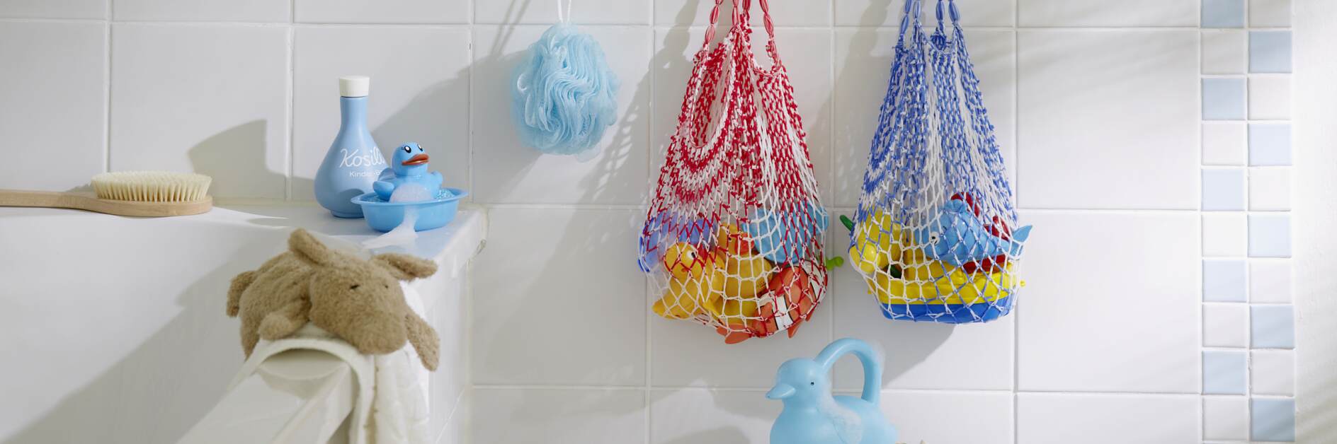 Spielzeugnetze im Bad aufhängen