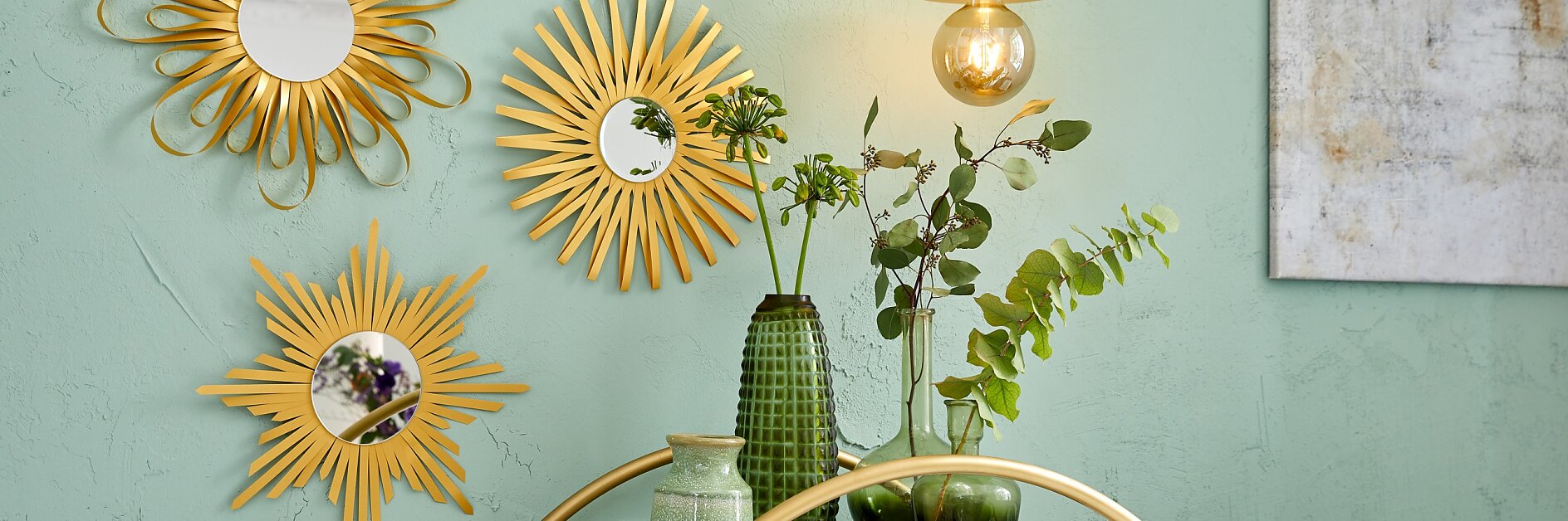 Die Aussichten sind heiter bis sonnig, wenn diese Spiegel an der Wand hängen. Jeder wirkt für sich allein, aber zusammen sehen sie noch schöner aus! Dabei heißt es: „Erlaubt ist, was gefällt“, denn die Papierstreifen lassen sich in den unterschiedlichsten Mustern rund um den Spiegel arrangieren.