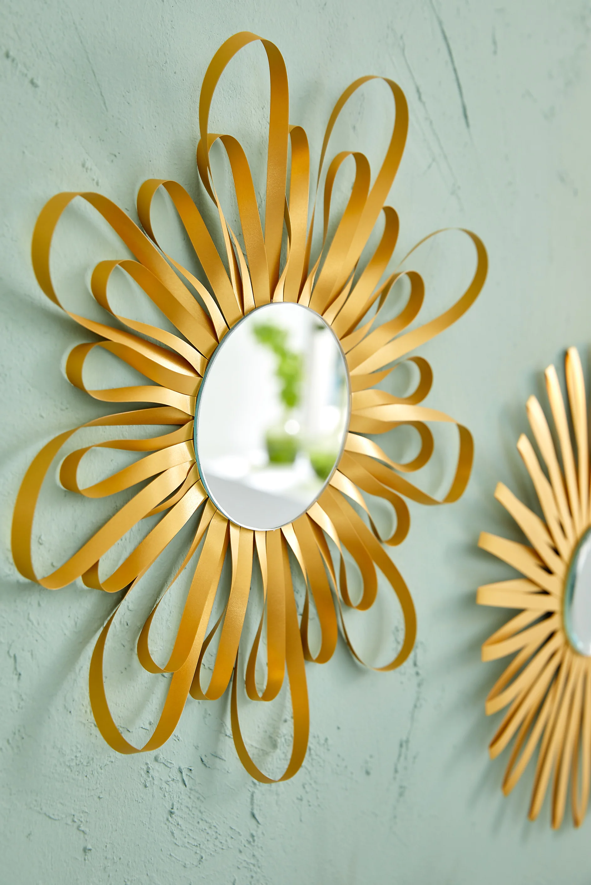 tesa trendpapier 36 / Idee 4: tesafilm® Sonnenspiegel / Aufmacher Detail Die Aussichten sind heiter bis sonnig, wenn diese Spiegel an der Wand hängen. Jeder wirkt für sich allein, aber zusammen sehen sie noch schöner aus! Dabei heißt es: „Erlaubt ist, was gefällt“, denn die Papierstreifen lassen sich in den unterschiedlichsten Mustern rund um den Spiegel arrangieren.