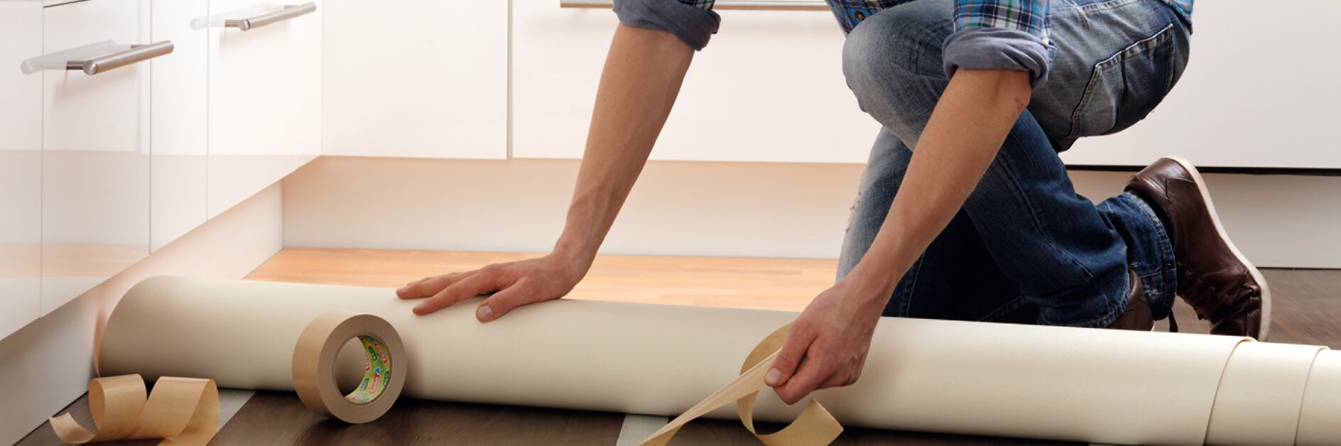 Teppich oder Bodenbelag verlegen – tesa® doppelseitiges Klebeband bietet die ideale Lösung