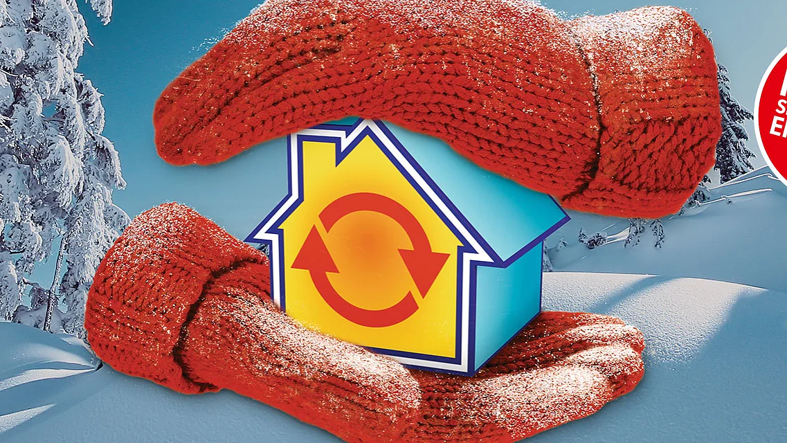 Vor einer verschneiten Landschaft mit Bäumen steht eine kleine Hausgrafik, eingehüllt in rote gestrickte Winterhandschuhe. Ein roter Kreis auf der rechten Seite hat einen weißen Text, der übersetzt bedeutet: „Einsparpotenzial in 2 Minuten berechnen.“. (This text has been generated by AI)