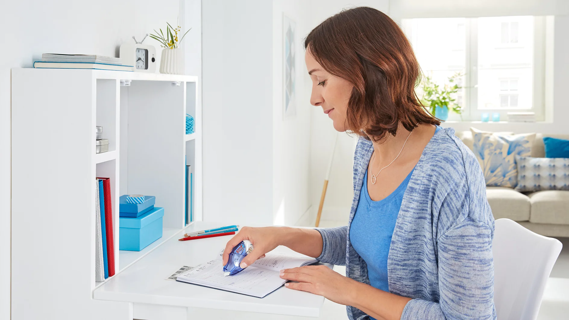 das trockene Korrekturband von tesa® ist auch Zuhause eine praktische Hilfe
