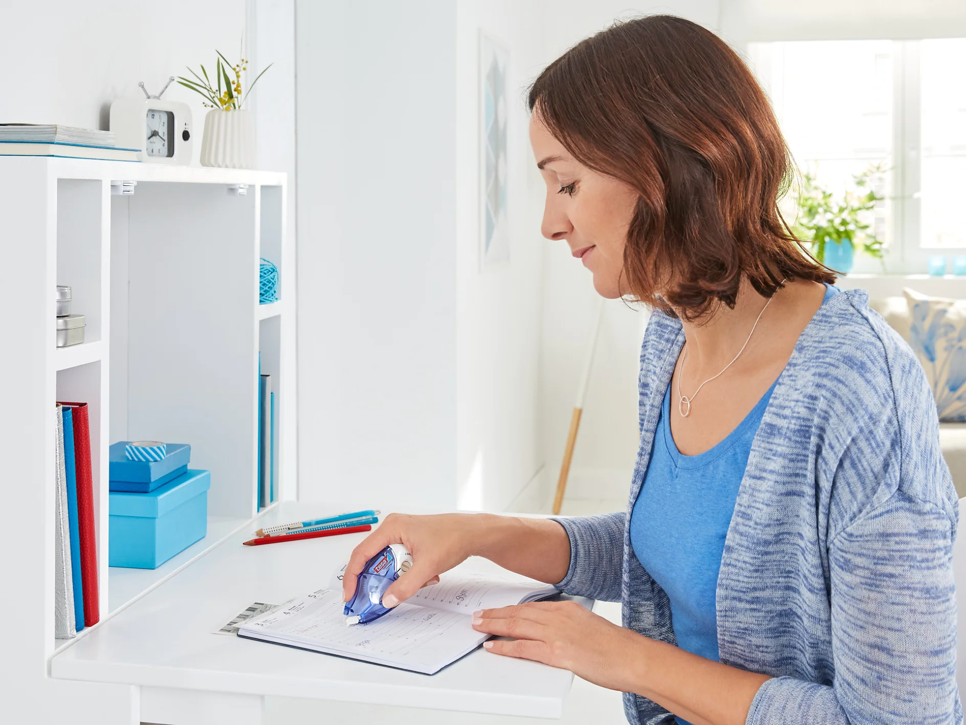 das trockene Korrekturband von tesa® ist auch Zuhause eine praktische Hilfe