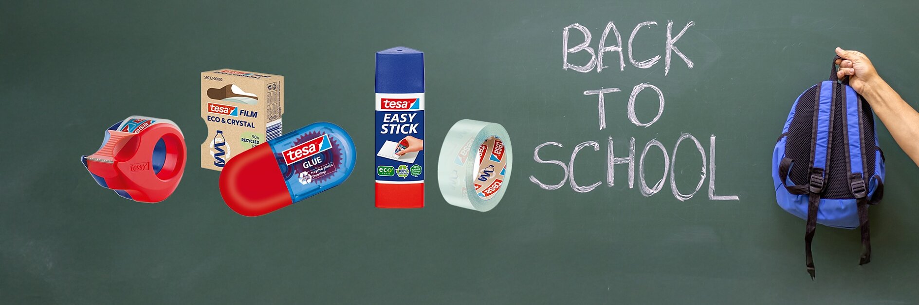 Eine Reihe von Schulsachen der Marke tesa, darunter tesa Klebebandabroller und Klebestifte, steht vor einer Kreidetafel mit der Aufschrift "BACK TO SCHOOL". Rechts hält eine Hand einen blau-schwarzen Rucksack. (This text has been generated by AI)