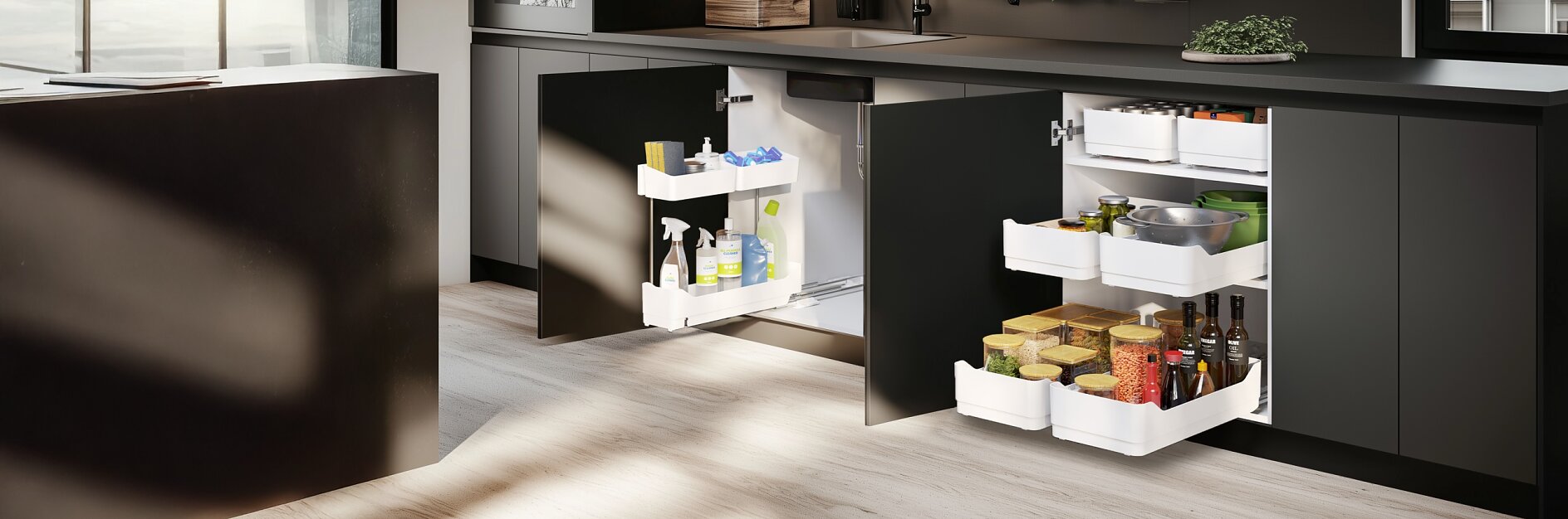 Eine moderne Küche mit offenen schwarzen Schränken und weißen ausziehbaren Regalen für Reinigungsmittel, Konserven, Flaschen und Tesafilm. (This text has been generated by AI)