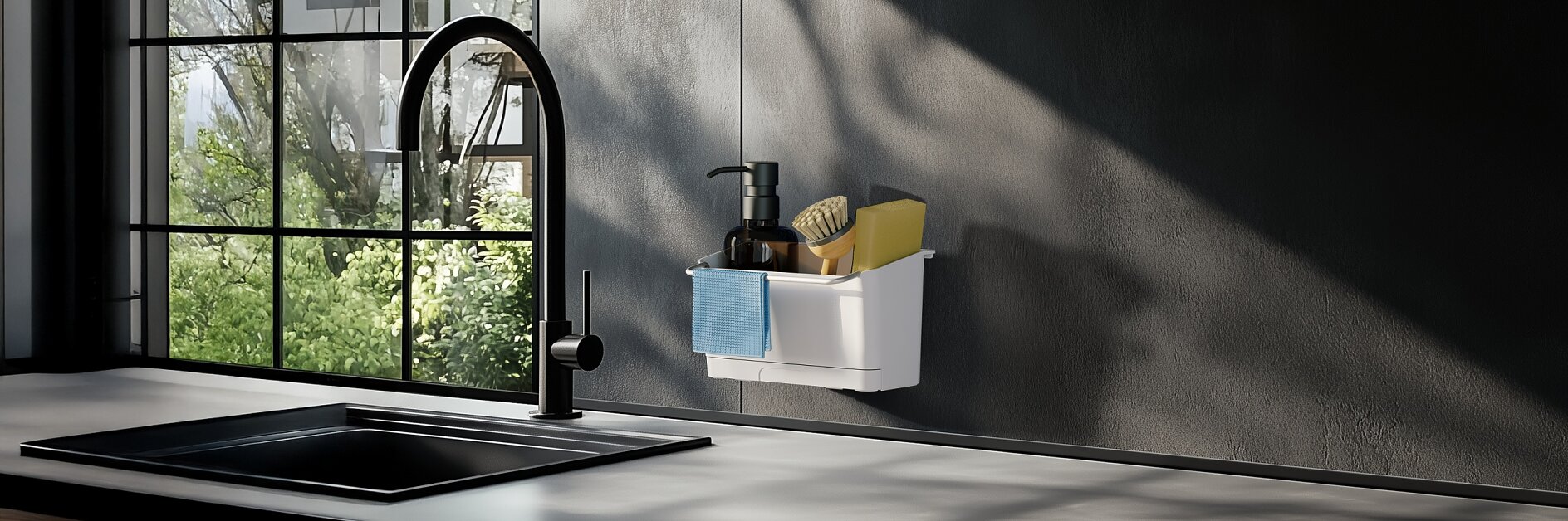 Eine moderne Küchenspüle mit schwarzem Wasserhahn befindet sich unter einem großen Fenster. Ein weißer, mit Tesafilm befestigter Ablagekorb nimmt Reinigungsutensilien auf. (This text has been generated by AI)