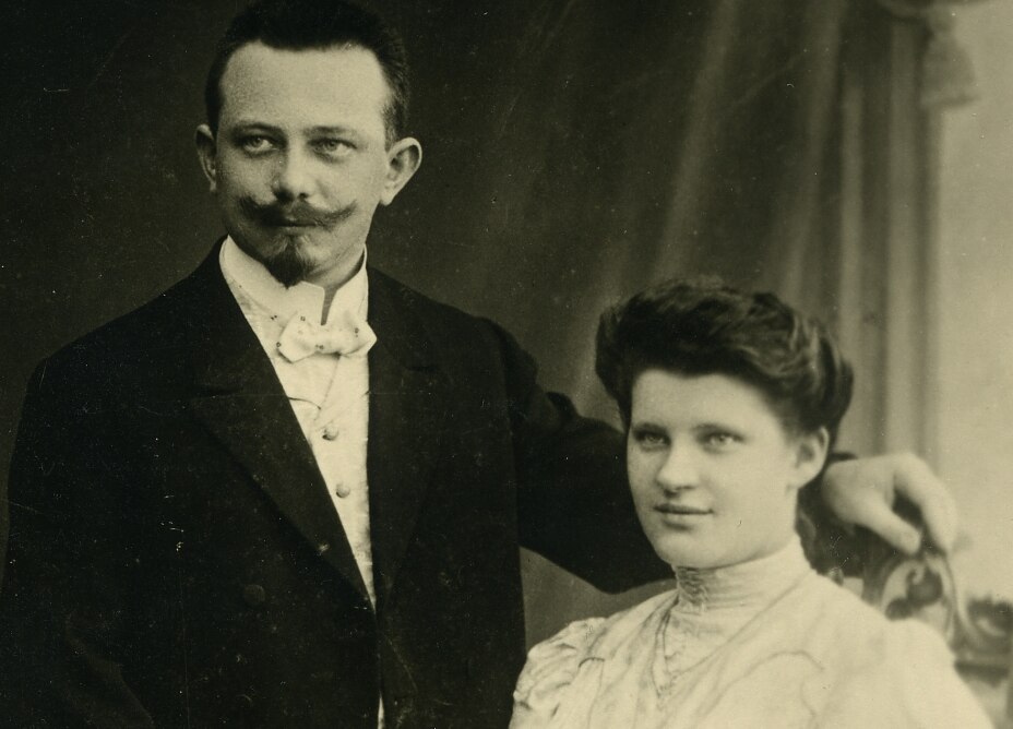 Sekretärin Elsa Tesmer erfindet den Markennamen tesa® Elsa Tesmer war von April 1903 bis Ende Oktober 1908 als Kontoristin und Leiterin der Schreibstube für die Firma Beiersdorf in Hamburg tätig. Sie setzte den Begriff aus den zwei Anfangsbuchstaben ihres Nachnamens und den zwei letzten Buchstaben ihres Vornamens zusammen.