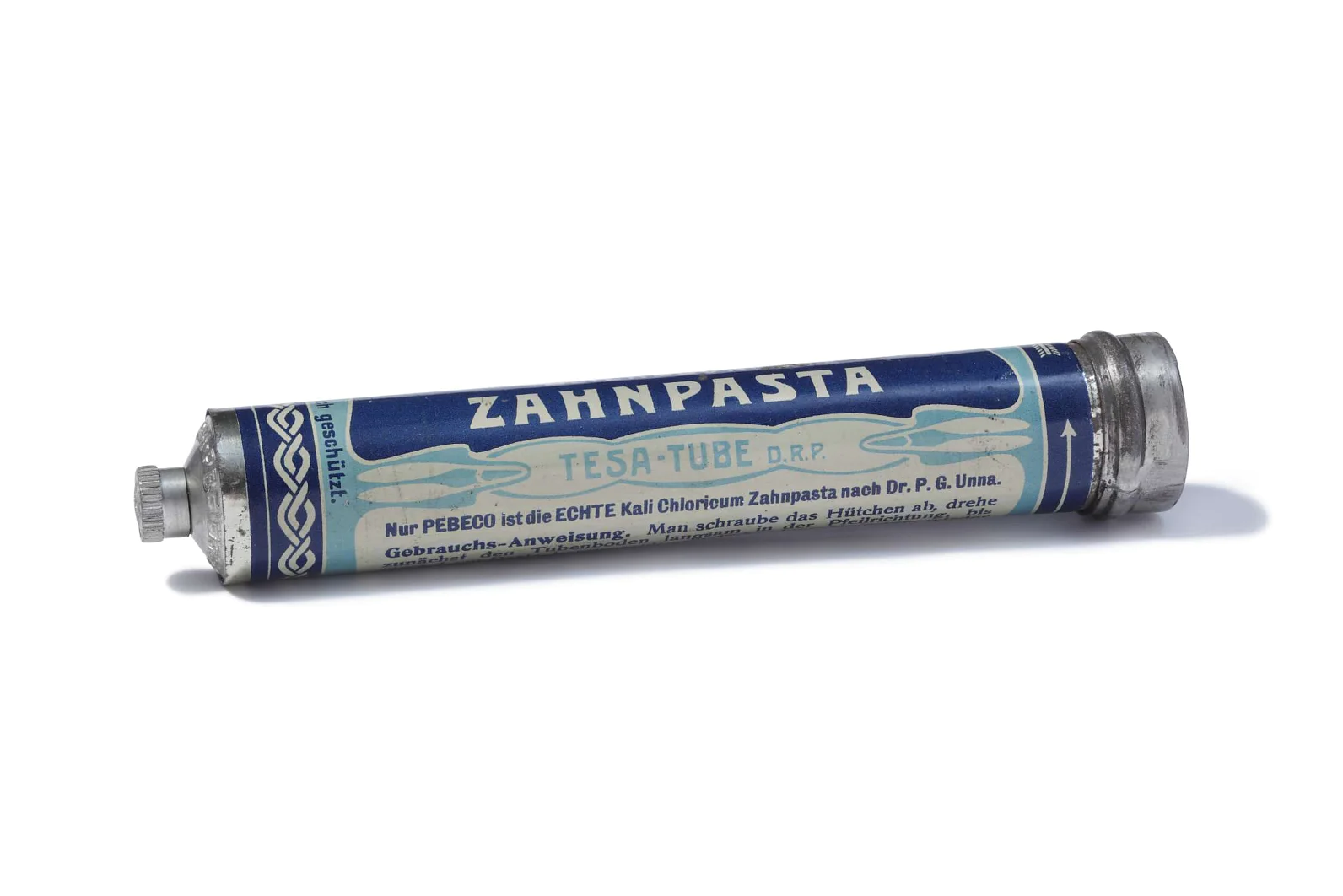 tesa® war zunächst der Markenname der patentierten Tube für Pebeco-Zahnpasta. Leider lief das Geschäft schlecht.