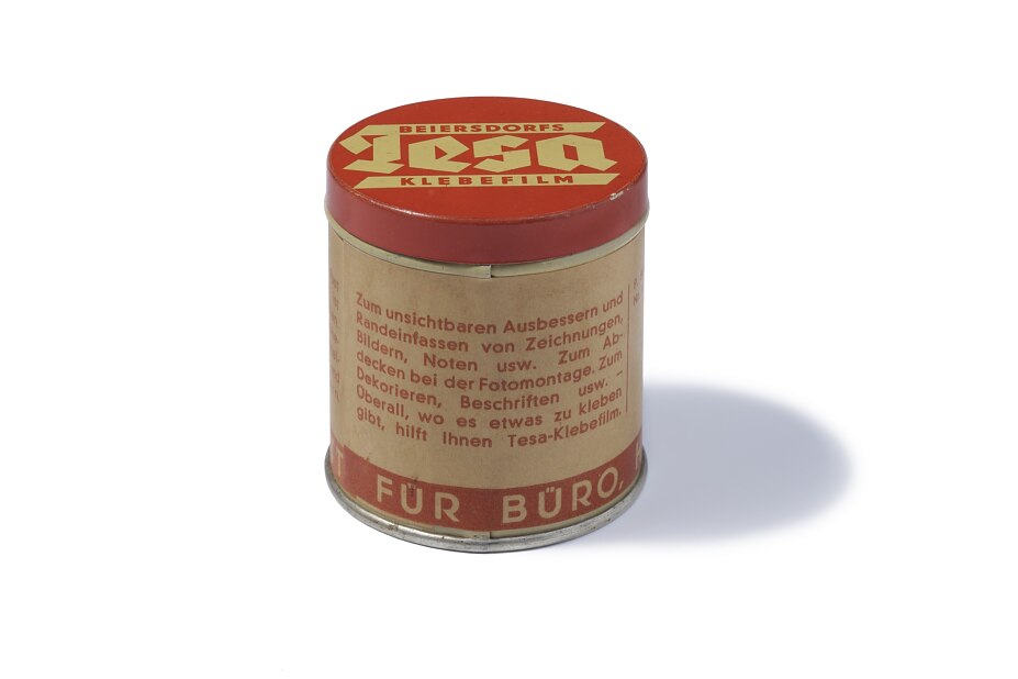 1936: Geburtsstunde des tesa® Klebefilms 1936 kommt das tesa® Klebeband mit dem Namen „tesa® Klebefilm“ auf den Markt.
