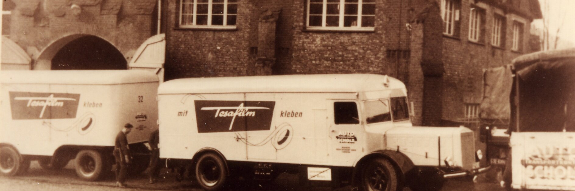 In den 1950ern konnte man in ganz Deutschland tesa Lastwagen und mit der Marke versehene Züge und Busse sehen.