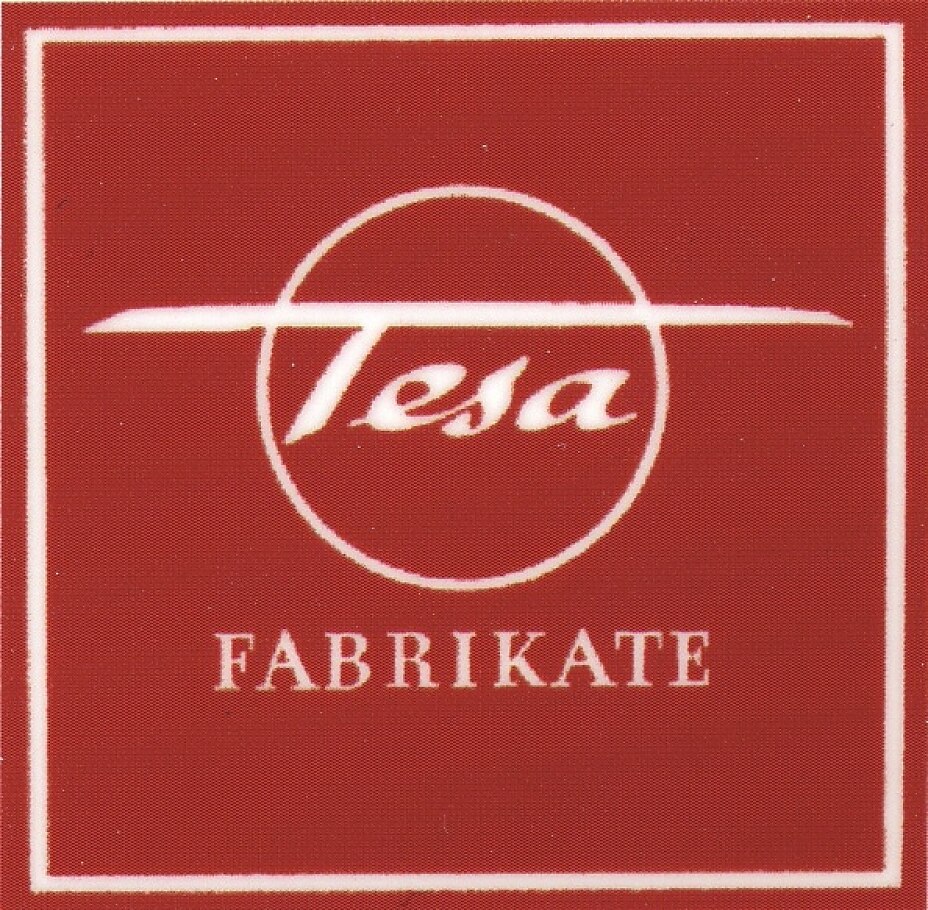 1941: Entstehung der Dachmarke tesa® Aus dem Namen „tesa® Klebefilm“ wird die prägnante Kurzform tesafilm® abgeleitet. tesa® entwickelt sich zur Dachmarke für alle selbstklebenden Produkte der Unternehmensgruppe.