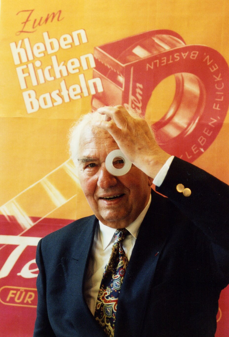 1973: Mister tesa Hugo Kirchberg Nach 39 Jahren im Dienst geht Hugo Kirchberg, Leiter der Hauptabteilung tesa, in den Ruhestand. Das tesa® Portfolio umfasst etwa 600 verschiedene Produkte.