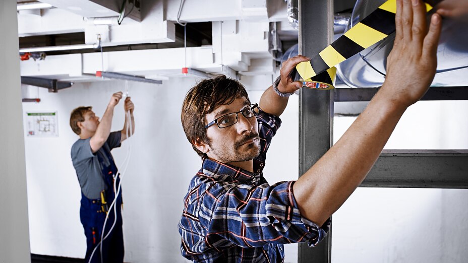 Professionell, mit der Hand abreißbar und stabil – unser Warn- und Markierband mit hoher Klebkraft.